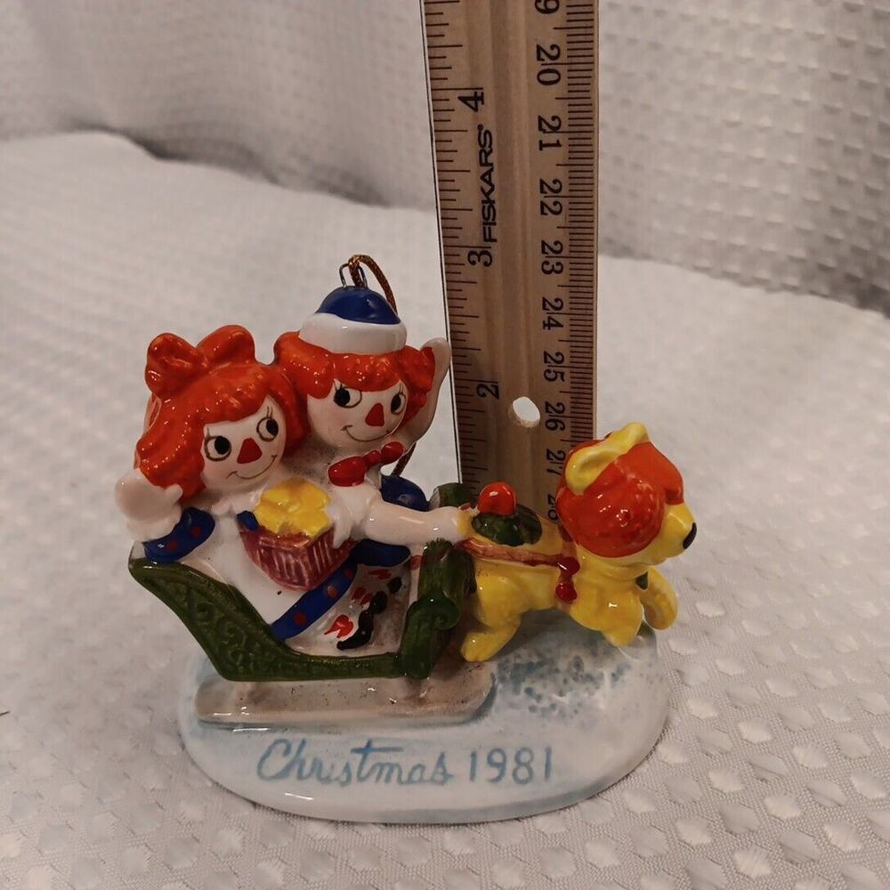 Schmid Raggedy Ann Andy Snowtime Frolic 1980 Vintage Christmas Tree Ornament - Picture 10 of 11